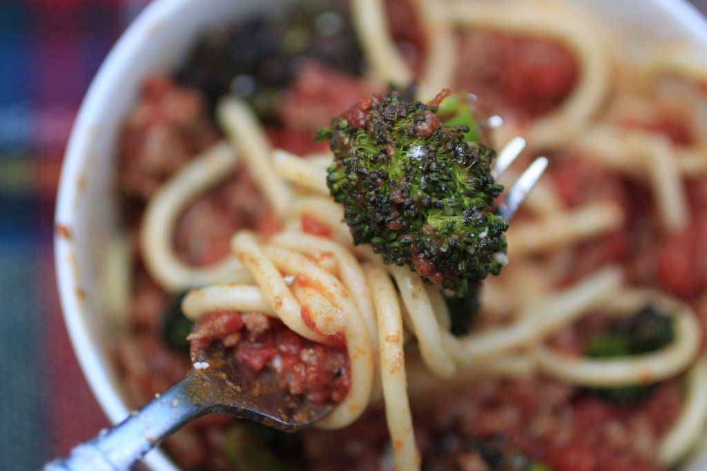 This roasted broccoli spaghetti is so easy to make; perfect for a chilly day! - Collegiatecook.com